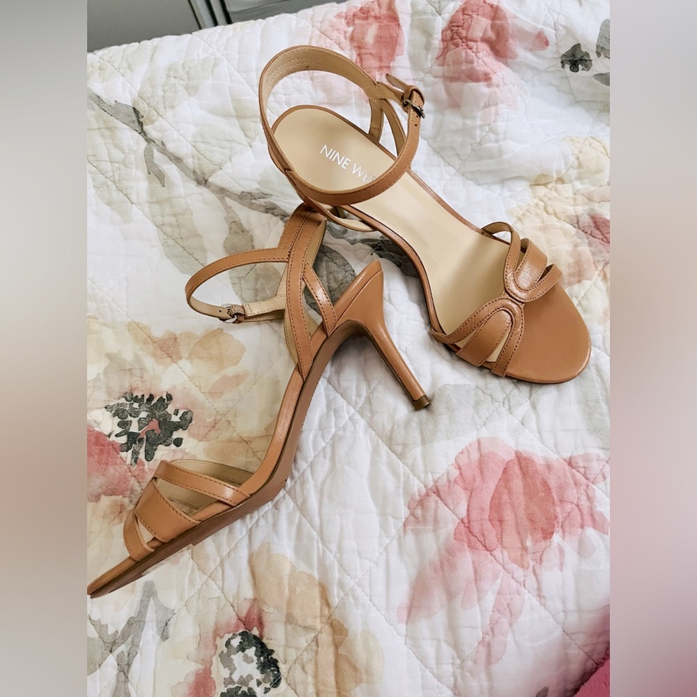 Nine West strappy leather natural sandals size 6.5